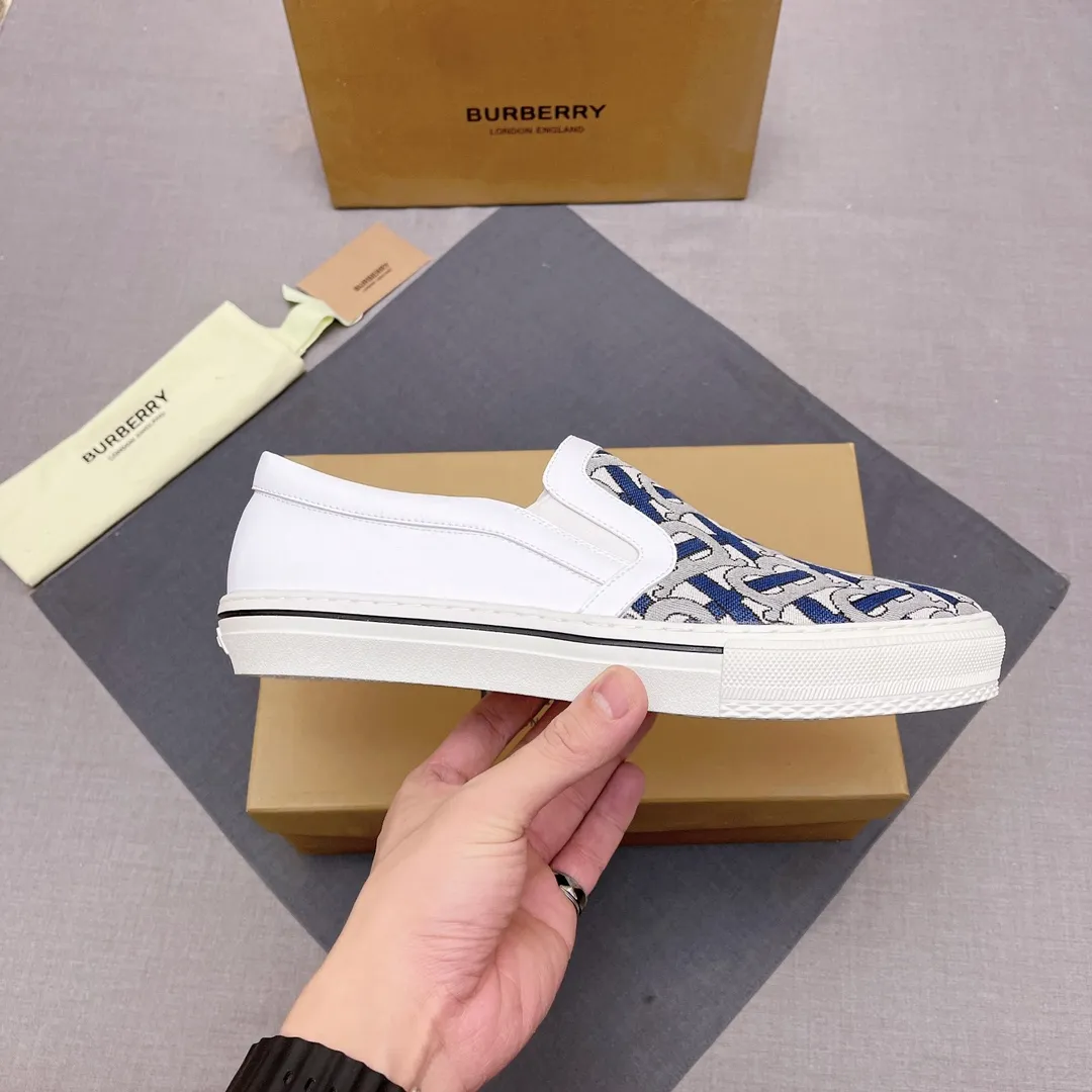 ◾️▫️P380. B's 2025 spring and summer new product, men's classic low-top slip-on sneakers, made of classic retro B's printed canvas material, spliced ​​with layered calfskin, and decorated with a new brand logo. First-layer cowhide lining, embossed Burberry logo on the heel, and original TPU outsole! Size: 38-45 No. 004